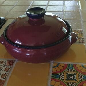 EUC Covered stoneware casserole,  1 1/2 - 2 qt, no flaws